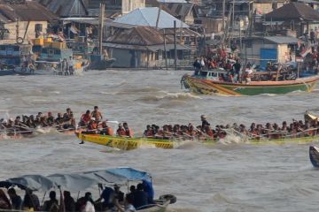 Warga Palembang padati kawasan sungai Musi saksikan lomba bidar