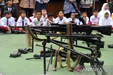 Antusiasme siswa belajar mengenal persenjataan TNI AD