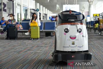 Aksi robot pintar Butet di bandara internasional Kualanamu