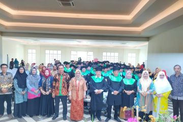 78 siswa sekolah lansia di Lombok Tengah diwisuda 