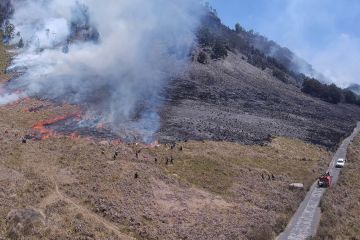 BB TNBTS kembali tutup sebagian akses wisata Bromo akibat kebakaran