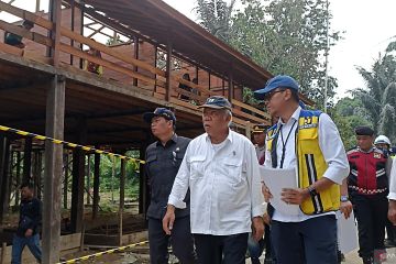 Menteri PUPR-DPR RI tinjau renovasi rumah khas Dayak di Kapuas Hulu