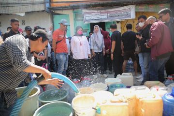 Pemkot Makassar salurkan air bersih pada warga terdampak kekeringan