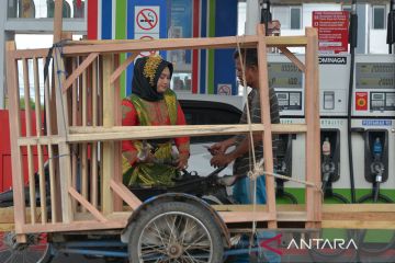 FOTO - Berbusana adat sambut hari pelanggan nasional