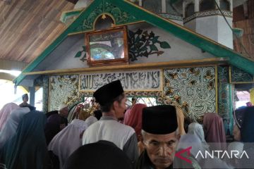 Ribuan jamaah Syatariah ikuti tradisi Basapa di Padang Pariaman