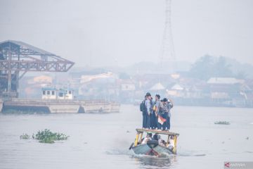 Berangkat sekolah melewati kawasan yang diselimuti kabut asap