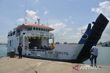 Penyeberangan ke Pulau Aceh pakai kapal kayu karena KMP Papuyu docking