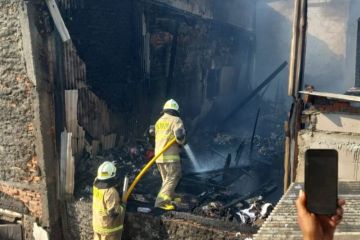 Gulkarmat Jakbar sebut 33 jiwa terdampak kebakaran rumah di Cengkareng