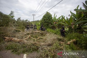 Warga Pulau Rempang blokir jalan tolak relokasi