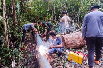 Satgas Yonif 122/TS perbaiki pipa air warga Kout di perbatasan RI-PNG