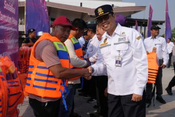 Kemenhub bagikan jaket pelampung kepada awak kapal