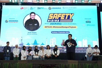 Erick Thohir berbagi tips aman berkendara kepada siswa di Surabaya