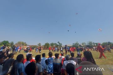 Layang-layang raksasa meriahkan puncak "Festival Kudu" di Semarang