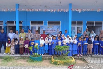 Polres Bintan salurkan 1.200 paket bantuan alat tulis siswa SD