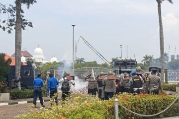 Aksi unjuk rasa di depan kantor BP Batam ricuh