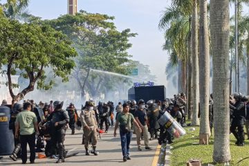 Petugas pukul mundur massa pengunjuk rasa di depan Kantor BP Batam