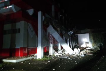 Bagian luar gedung KONI Sulut mengalami kerusakan akibat gempa