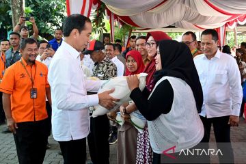 Presiden Jokowi serahkan bantuan pangan beras ke KPM di Cilegon