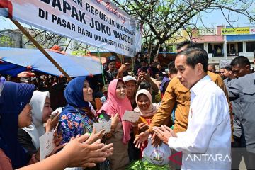 Warga Cilegon antusias dapat paket sembako dari Presiden Jokowi