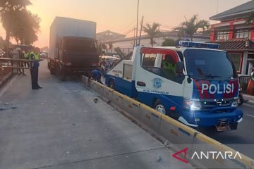 Sebuah truk menabrak sparator busway di depan Lapas Cipinang