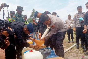 Polda Jambi salurkan 24 ribu liter air bersih ke desa di Muaro Jambi