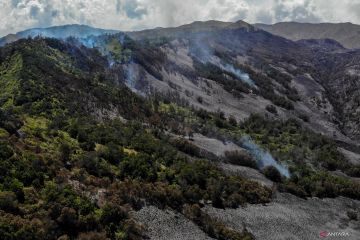 Petugas fokus padamkan titik api di Gunung Mungal