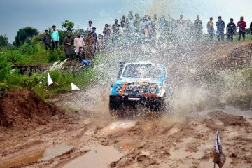 Album Asia: Menikmati aksi menegangkan reli mobil lumpur di India