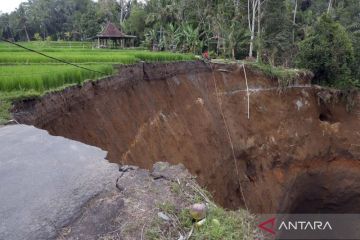 Jalan akses wisata menuju Tampaksiring amblas sedalam 70 meter