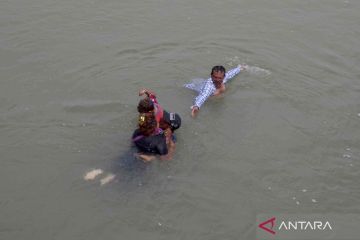 Migran nekat masuk Amerika Serikat lewat sungai