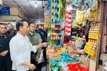 Presiden Jokowi tinjau harga komoditas pangan di Pasar Johar Karawang