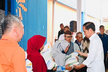 Presiden salurkan bantuan pangan kepada masyarakat di Karawang