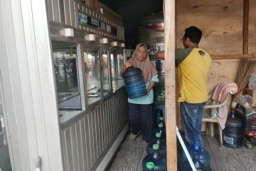 Pedagang air galon raup keuntungan ganda selama krisis air bersih