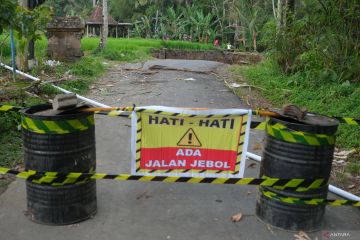 Dinas PUPR  Gianyar sudah survei jalan jebol di desa Kedisan