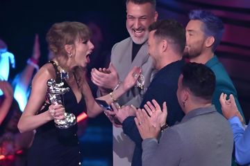 NSYNC beri gelang persahabatan pada Taylor Swift di ajang MTV VMA 2023