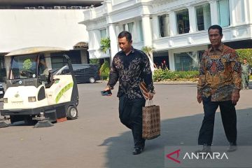 Jokowi diskusi ekonomi dengan mantan Menteri Pertanian di Istana