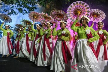 Pertunjukan Fiesta Folklore Nusantara di Semarang