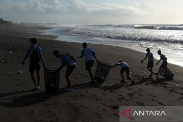 Peringatan Hari Bersih-bersih Sedunia di Pantai Padang Galak