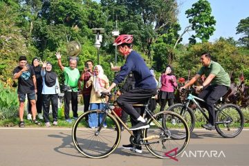 Presiden Jokowi sapa warga di Kebun Raya Bogor saat bersepeda