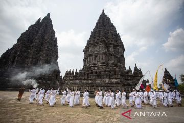 Gema Santi Puja 1008 Genta di Candi Prambanan