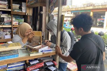 Kisah Pasar Kwitang yang kini jadi tempat "thrifting" buku anak muda