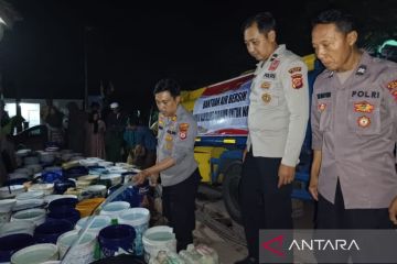 Polres Cianjur distribusikan air bersih ke wilayah terdampak kemarau