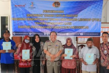 Pemkab Mojokerto serahkan 300 SHM program PTSL