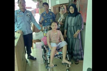 Sudinsos Jakut bantu kursi roda untuk dua anak berkebutuhan khusus
