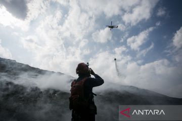 Water bombing kebakaran TPA Putri Cempo Solo