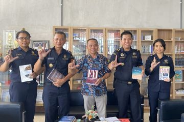 Bea Cukai Hibahkan Puluhan Buku Eks Barang Kiriman Ke Dinas Perpustakaan Kota Makassar