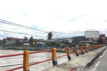 Trotoar jembatan 1 Palu mulai diperbaiki