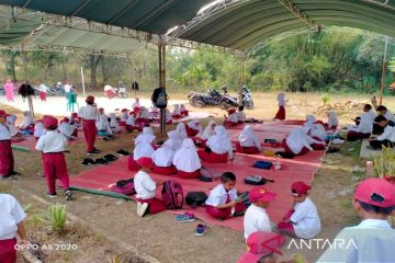Lahan sengketa, siswa SD negeri di Bangkalan-Madura belajar di terpal