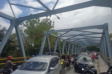 Terjadi kemacetan lalu lintas di Jembatan II akibat kecelakaan 