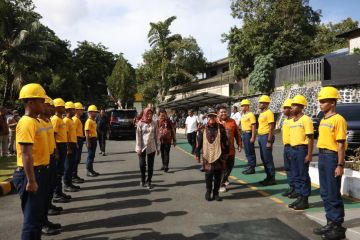 Mensos arahkan pemuda NTT dan Papua berlatih operasikan alat berat