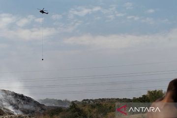 Pemadaman dengan "water bombing" di TPA Putri Cempo Solo dilanjutkan